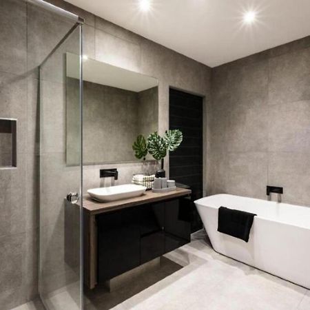Hotel Luxe Manor Near Delhi Airport New Delhi Exteriör bild
