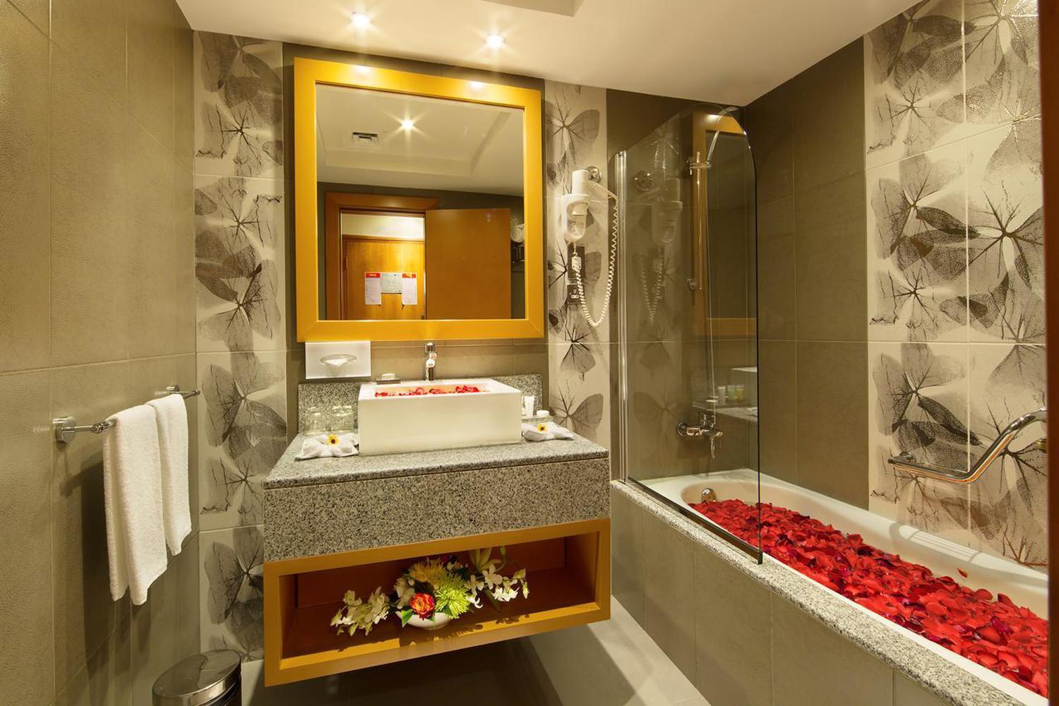 Hotel Luxe Manor Near Delhi Airport New Delhi Exteriör bild